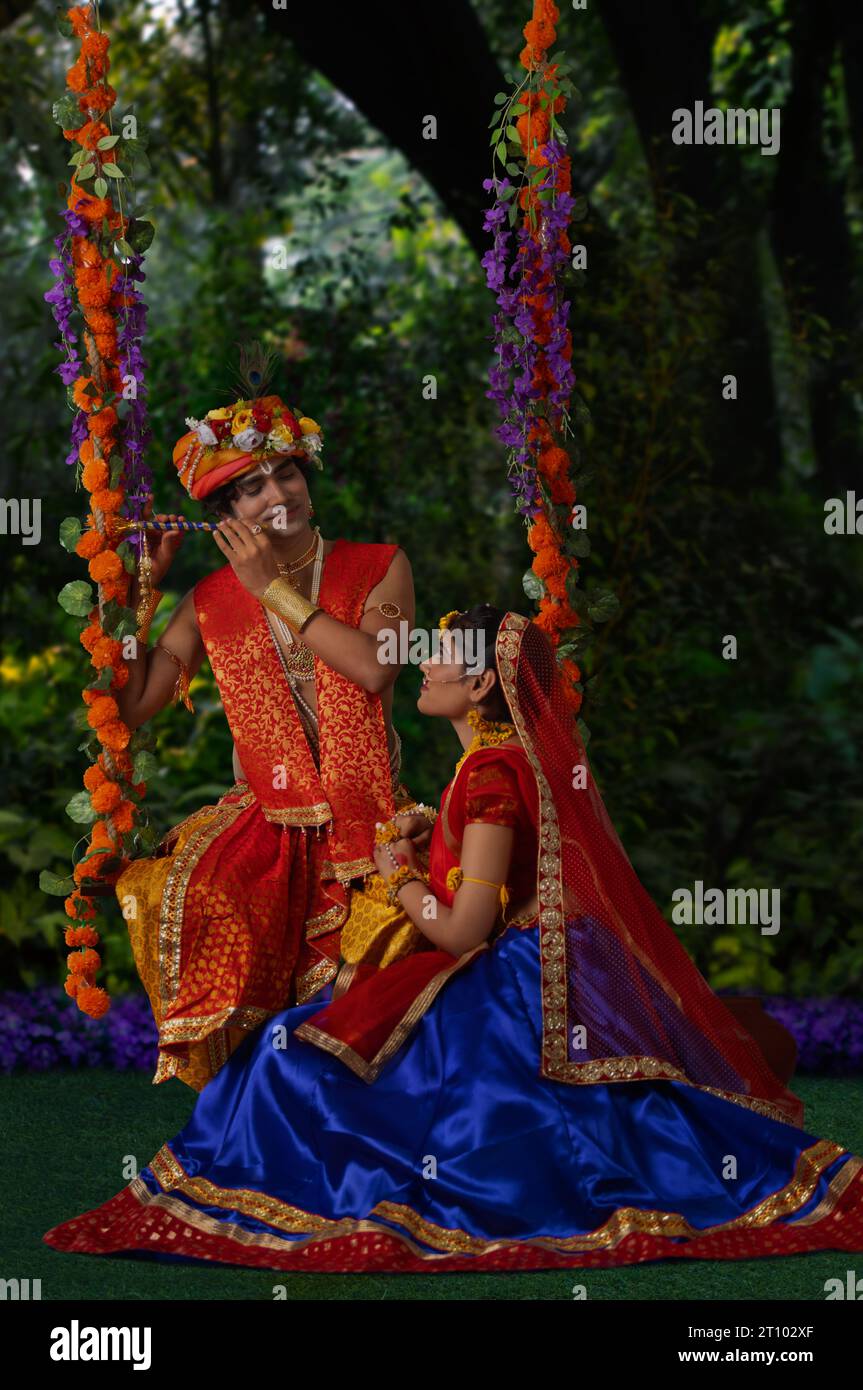 Jeune homme et jeune femme déguisés en Radha et Krishna et se produisant à l’occasion de Janmashtami Banque D'Images