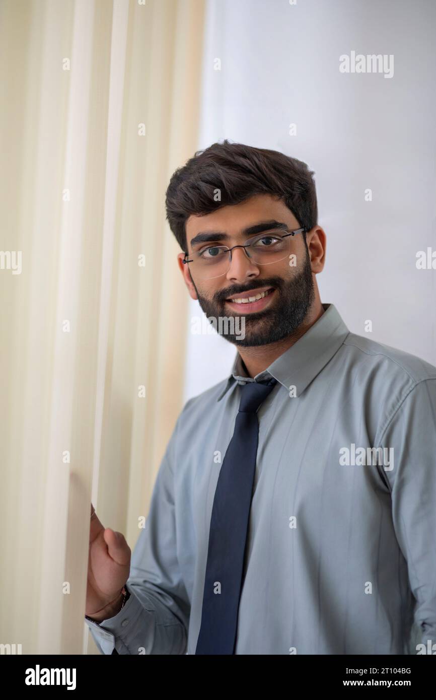 Portrait de beau jeune homme en vêtements formels Banque D'Images