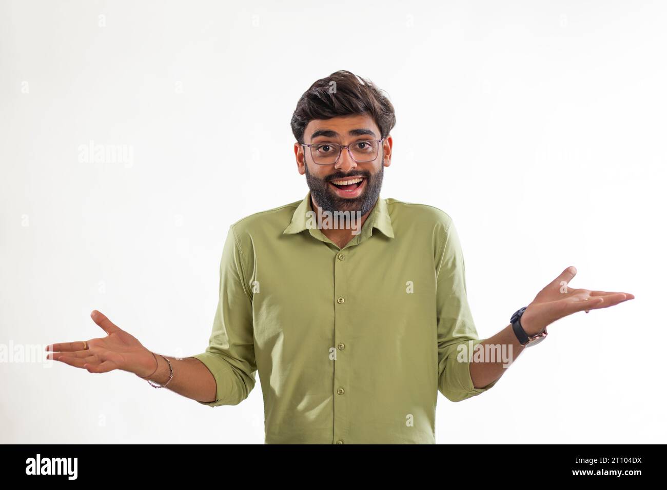 Portrait d'un jeune homme souriant faisant des gestes sur fond blanc Banque D'Images