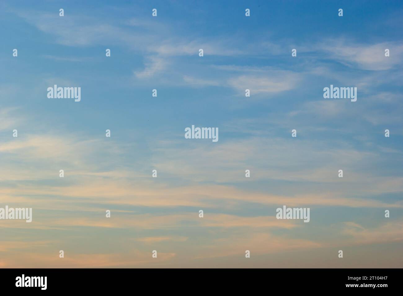 ciel de coucher de soleil avec nuages multicolores. Arrière-plan spectaculaire du ciel au crépuscule. Banque D'Images