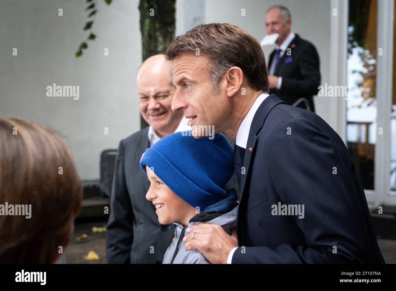 Deutsch-Franzoesische Kabinettsklausur in Hamburg Emmanuel Macron, Staatspraesident von Frankreich mit einem Schueler, der UM ein Einzelbild mit ihm gebeten hatte, im hintergrund Bundeskanzler OLAF Scholz. Die Schuelergruppe durfte im Gegenzug fuer die zur Verfuegung Stellung ihrer Schule einen Tag die Kabinettklausur begleiten. Hôtel Louis C. Jacob à Hambourg, Hambourg, 10.10.2023 Hambourg Hambourg Deutschland *** Réunion de cabinet franco-allemand à Hambourg Emmanuel Macron, Président de la France avec un étudiant qui a demandé une seule photo avec lui, en arrière-plan Chancelier OLAF Scholz le groupe Banque D'Images