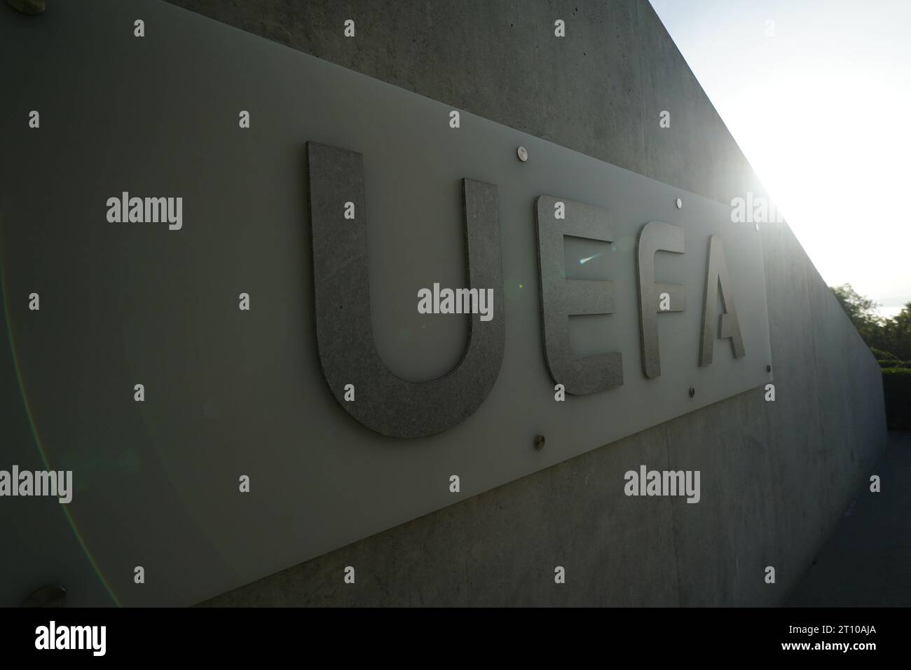 Une vue générale de la signalisation de l'UEFA à l'extérieur avant l'Euro 2028 et l'Euro 2032 accueille une cérémonie d'annonce au siège de l'UEFA à Nyon, en Suisse. Date de la photo : mardi 10 octobre 2023. Banque D'Images