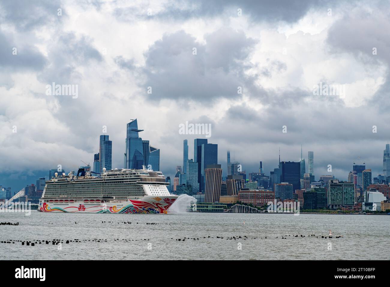 New York, USA - 11 juillet 2023 : bateau de croisière Norwegian Joy Sailing à côté de Manhattan à New York. Skyline de New York Manhattan croisière sur l'Hudson Banque D'Images