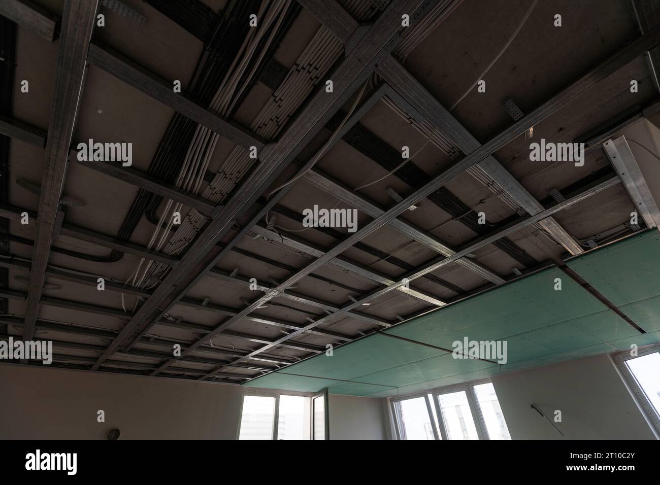 Le cadre métallique du plafond, isolation phonique, en cours de réparation d'un appartement Banque D'Images