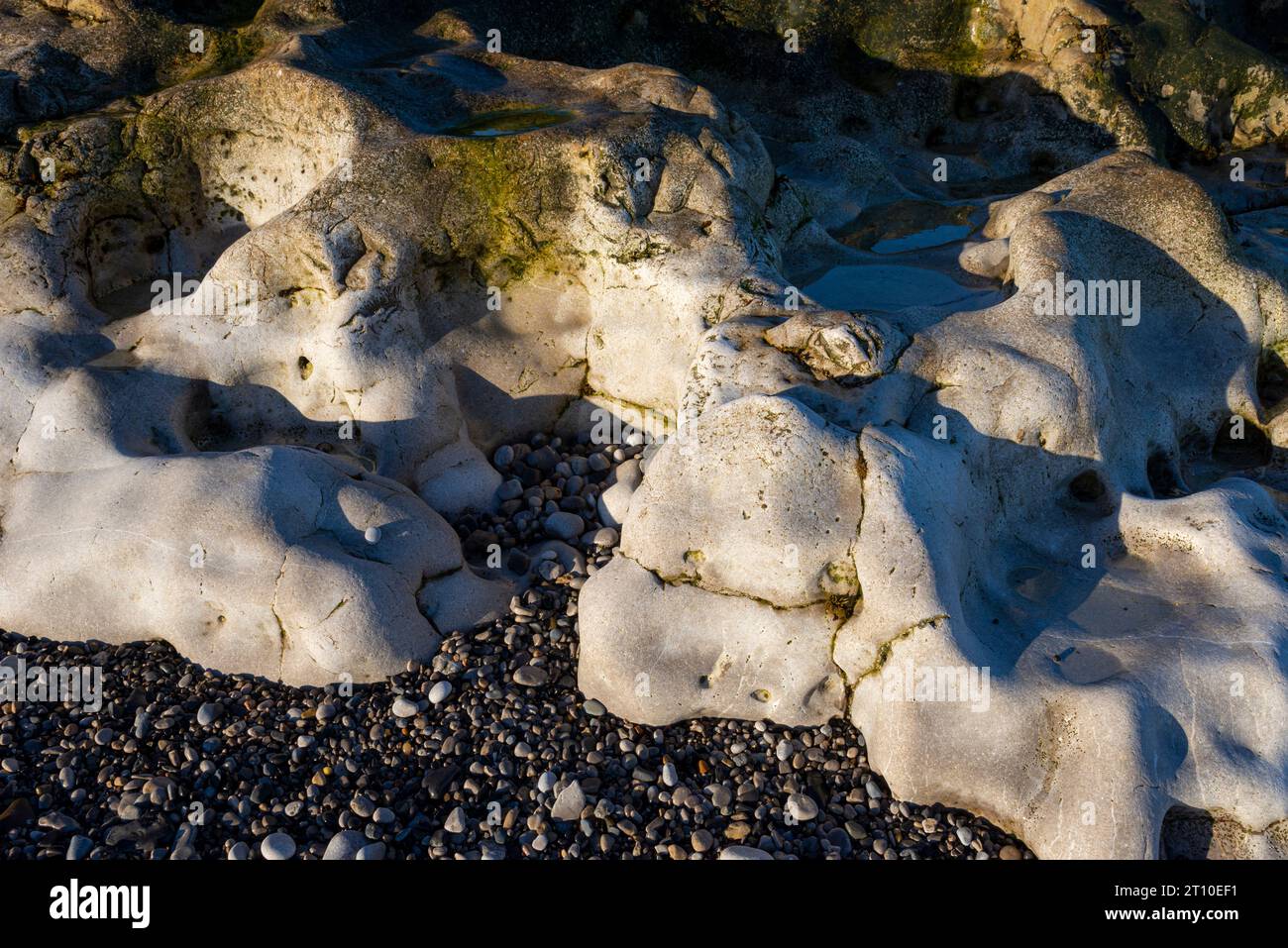 Roches altérées sur la plage de Penmon point, Anglesey, au nord du pays de Galles. Banque D'Images