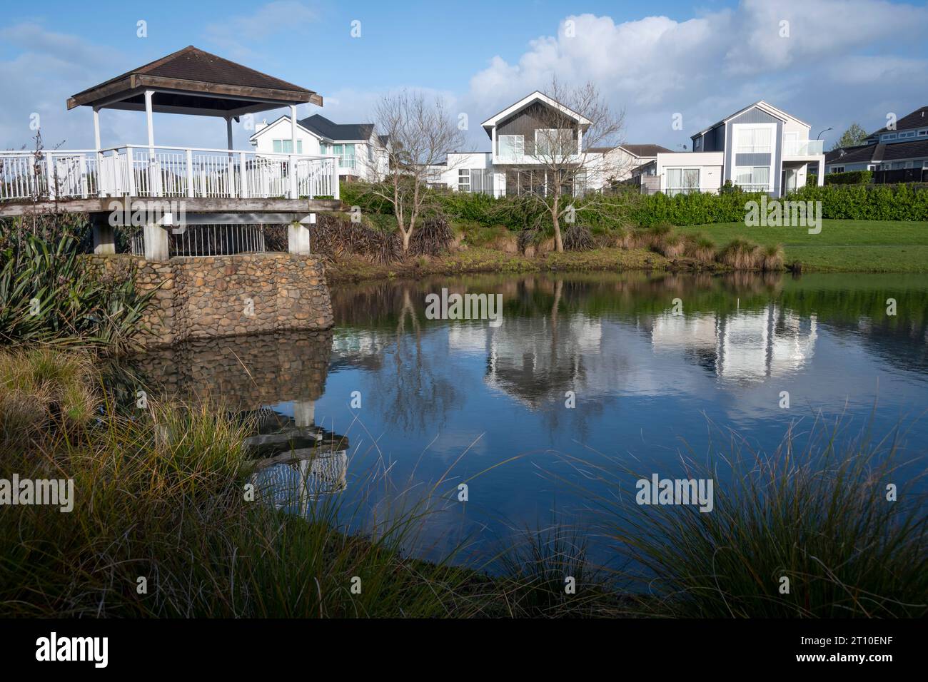 Maisons au bord du lac dans la banlieue moderne, Karaka, Auckland, Île du Nord, Nouvelle-Zélande Banque D'Images
