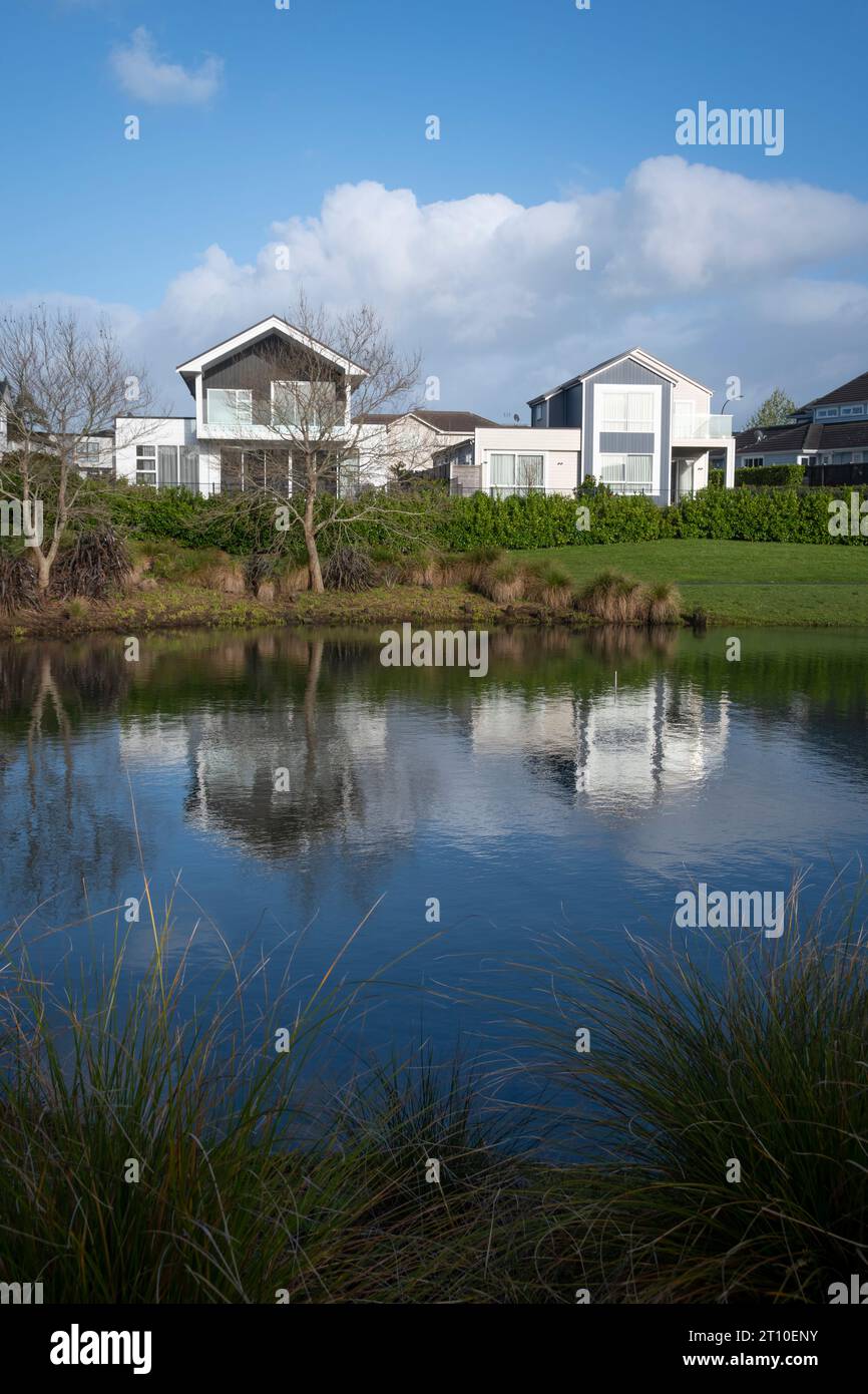Maisons au bord du lac dans la banlieue moderne, Karaka, Auckland, Île du Nord, Nouvelle-Zélande Banque D'Images