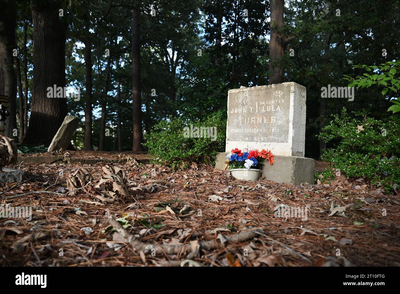 Pierre tombale abîmée dans le cimetière afro-américain d'Oberlin autrefois abandonné à Raleigh, Caroline du Nord. Banque D'Images