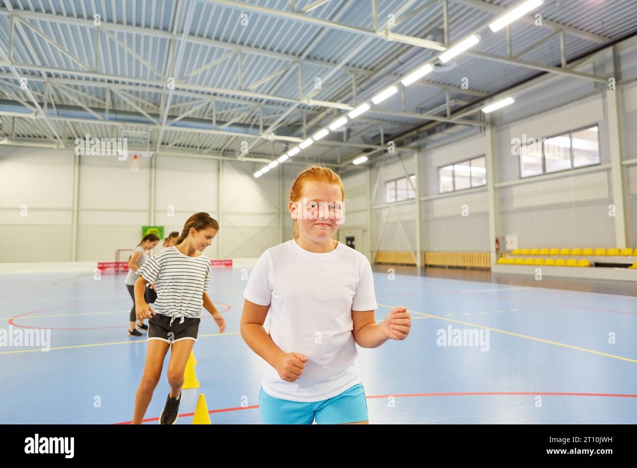 Portrait de fille souriante pendant la séance d'entraînement avec des amis en classe de gym Banque D'Images