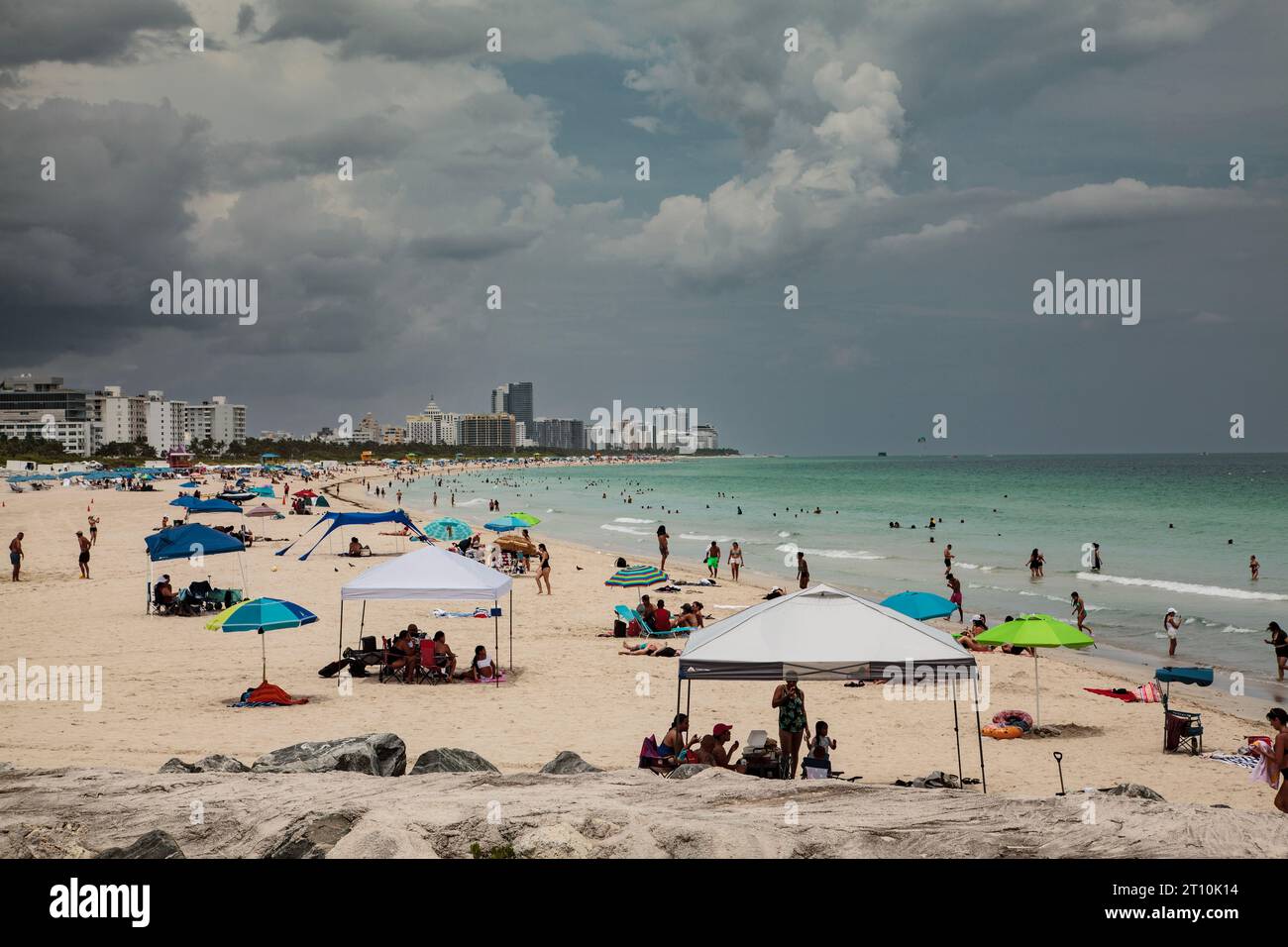 South Beach et City of Miami Beach Skyline, photographiés depuis South Pointe Pier par un jour gris et orageux Banque D'Images