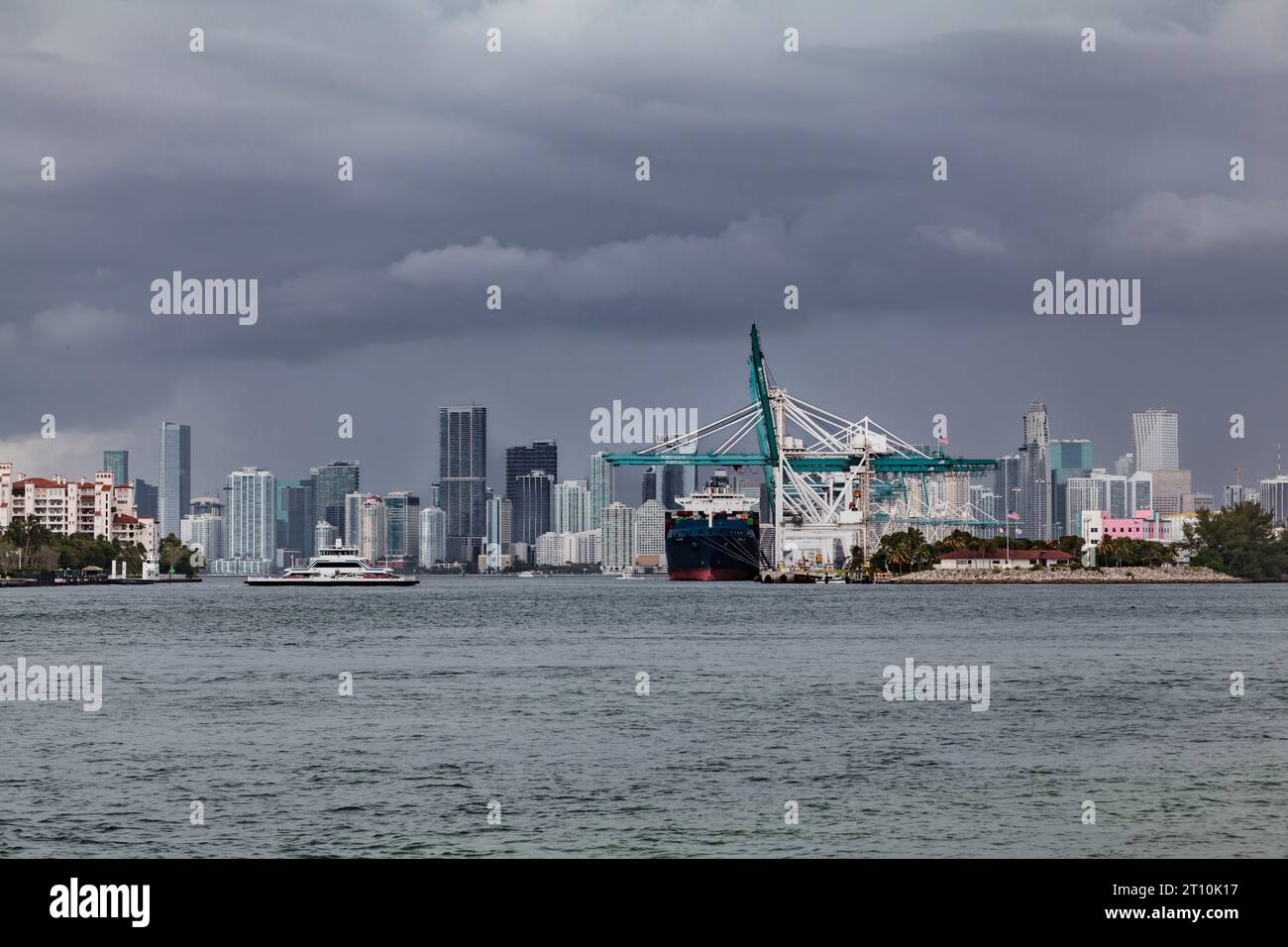 Port de Miami entrée et Miami Skyline par un jour gris et orageux, vu depuis South Pointe Park Banque D'Images