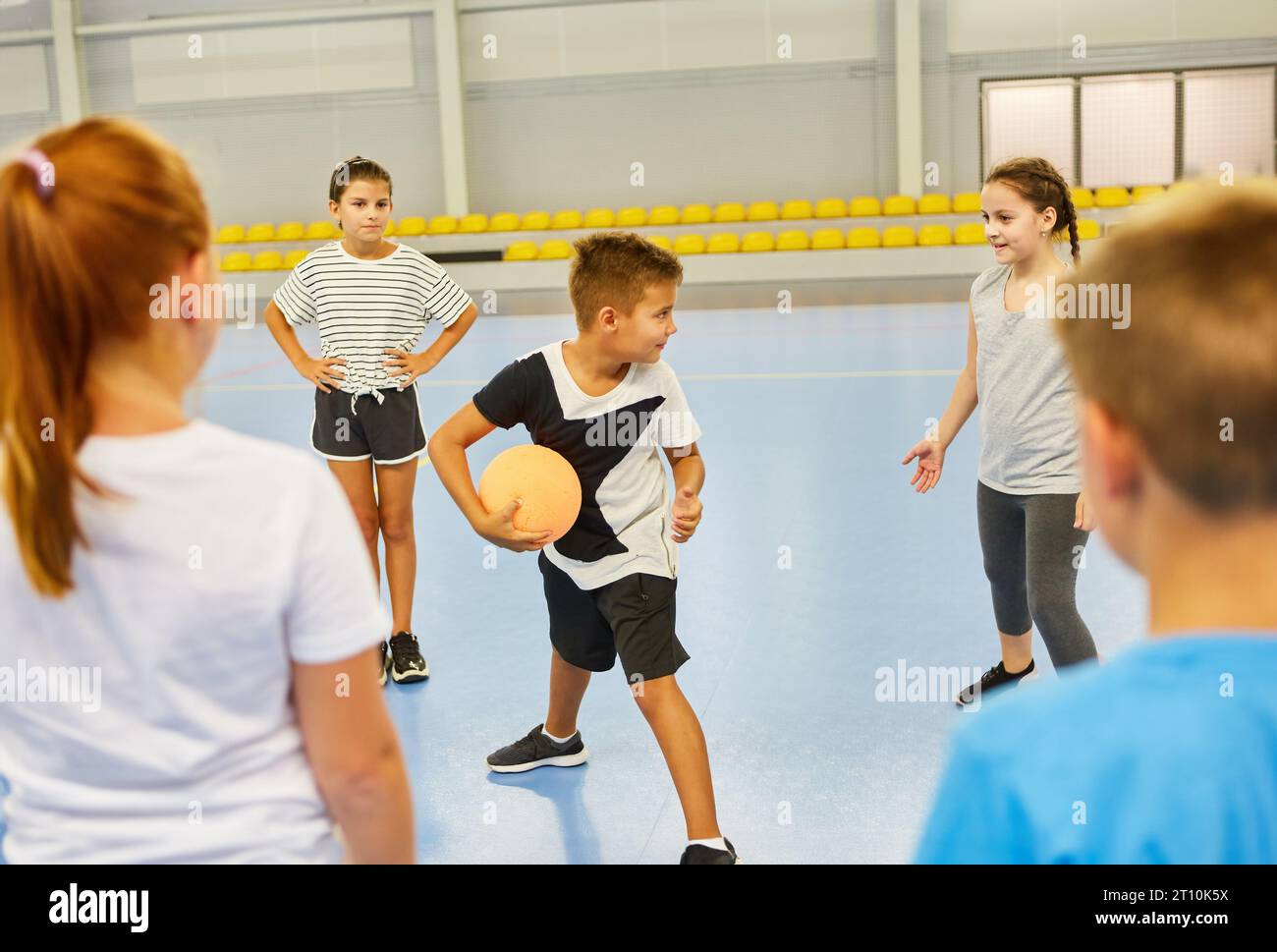 Étudiants masculins et féminins pendant la session d'entraînement en classe de gym Banque D'Images