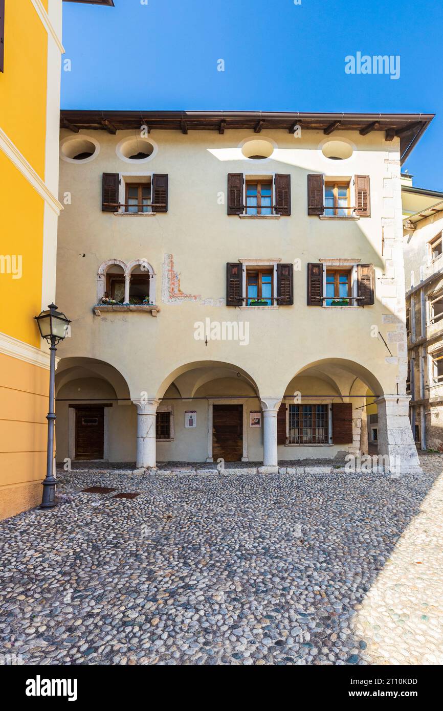 Italie Trentino Pieve Tesino - Piazza Maggiore - l'ancien hôtel de ville Banque D'Images