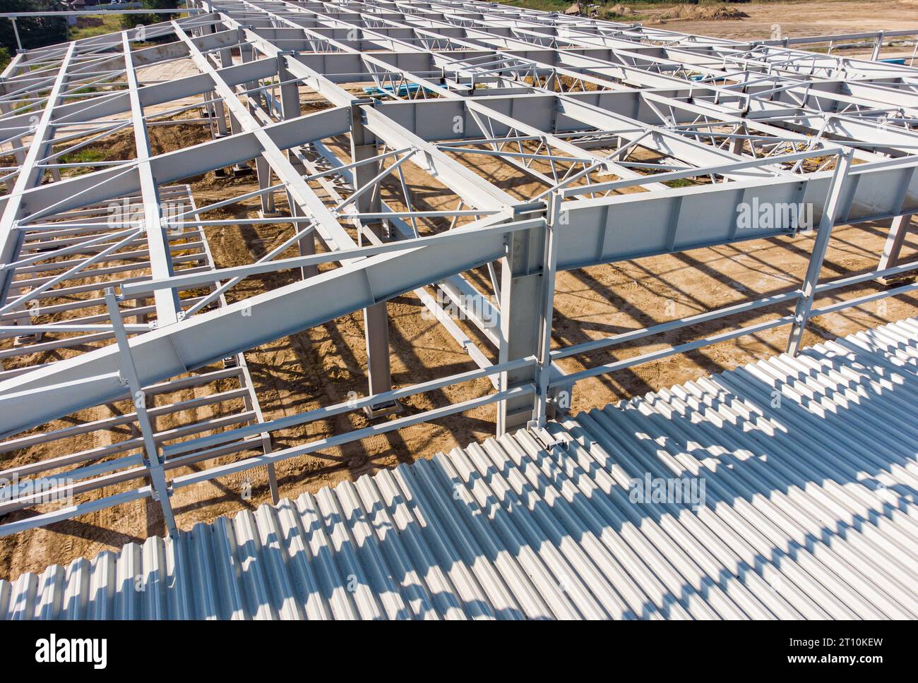 Vue aérienne de dessus de la construction d'entrepôt à partir de la structure métallique en acier. Cadre de hangar moderne ou chantier de construction d'usine. Banque D'Images