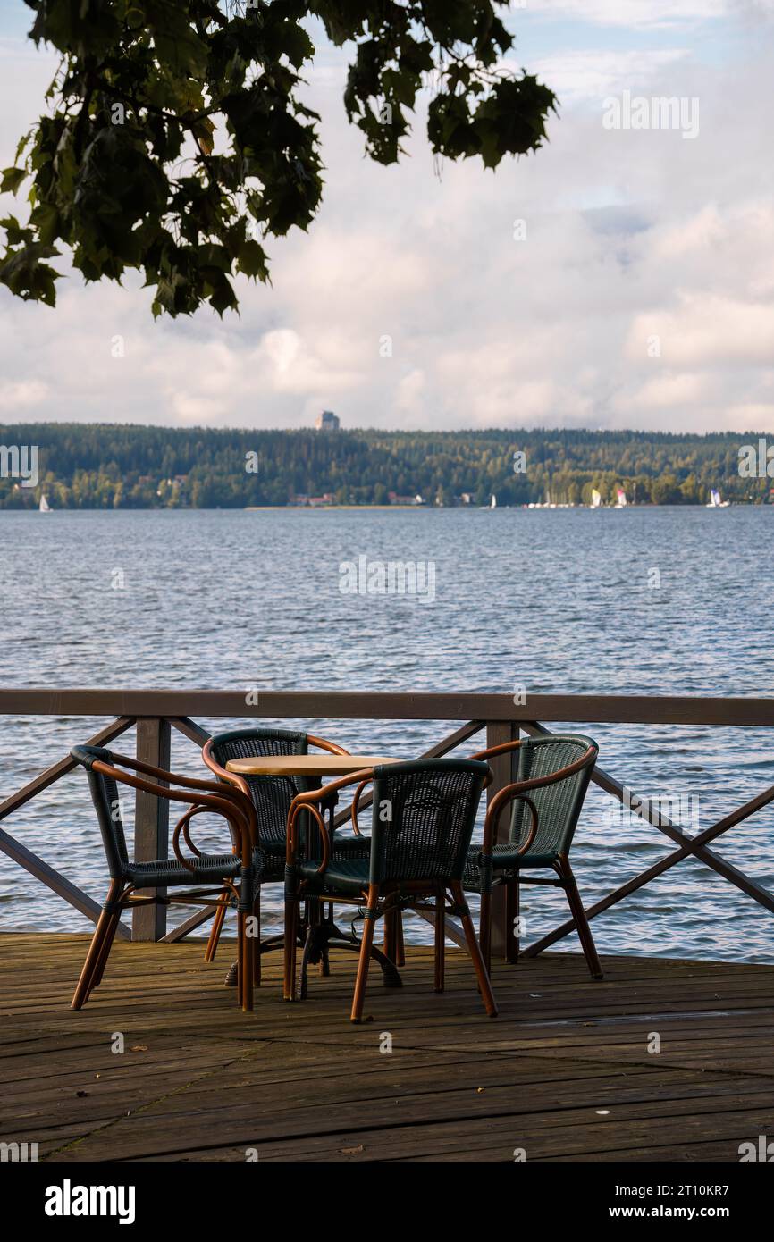 Table pour quatre sur le quai à côté d'un lac. Banque D'Images