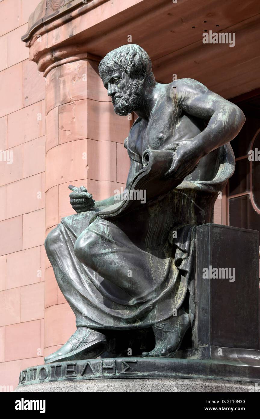 Skulptur des griechischen Philosophen Aristoteles am Eingang der Albert-Ludwig-Universitaet à Fribourg. *** Sculpture du philosophe grec Aristote à l'entrée de l'Université Albert Ludwig à Fribourg, Allemagne crédit : Imago/Alamy Live News Banque D'Images