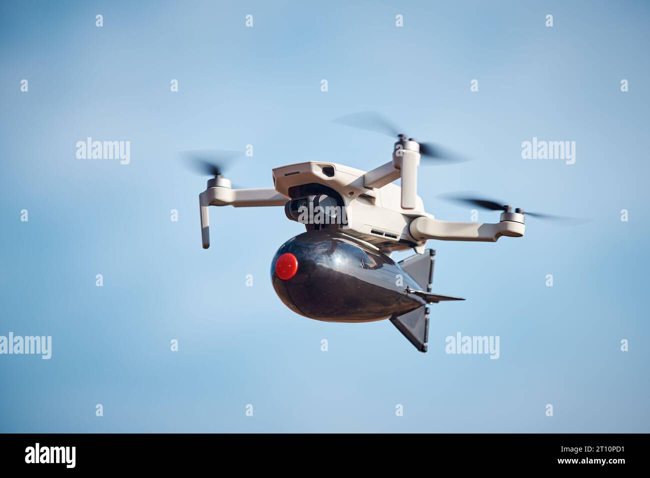 drone avec une bombe pour la pêche à bord des mouches dans le ciel bleu Banque D'Images