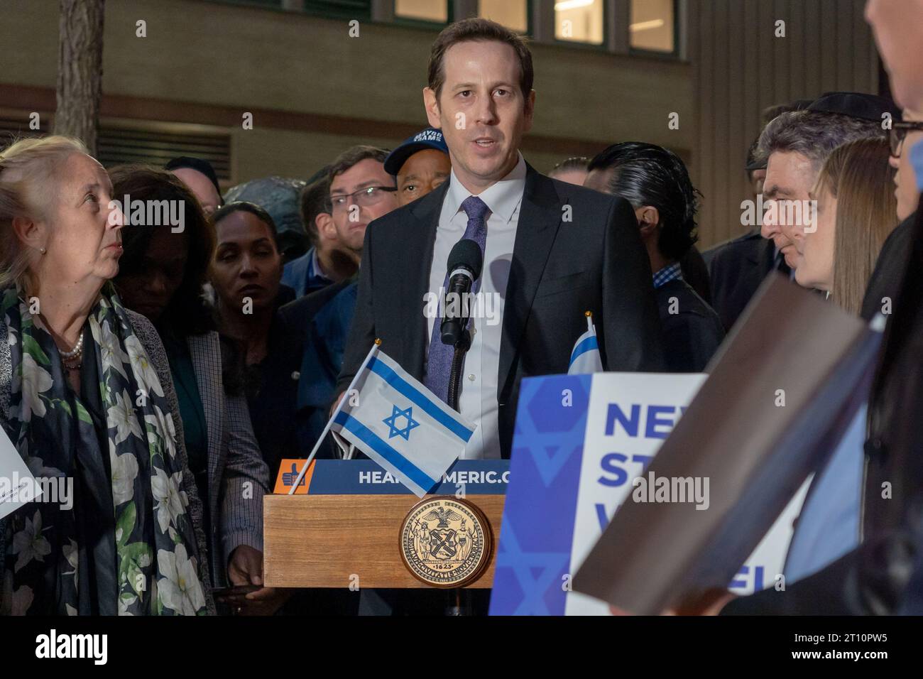 New York, New York, États-Unis. 9 octobre 2023. (NOUVEAU) le maire de New York, Eric Adams, organise une veillée aux chandelles pour les victimes d'attentats terroristes en Israël. 9 octobre 2023, New York, New York, USA : Itay Milner parle lors d'une veillée aux chandelles pour les victimes d'attaques terroristes en Israël au Golda Meir Square de Manhattan le 9 octobre 2023 à New York. Le 7 octobre, le groupe militant palestinien Hamas a lancé une attaque surprise contre Israël depuis Gaza par terre, mer et air, tuant plus de 900 personnes et en blessant plus de 2000. Selon les rapports, 130 soldats et civils israéliens ont également b Banque D'Images