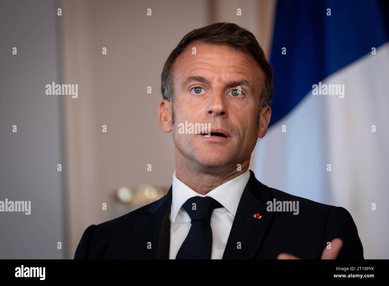 Pressekonferenz am Ende der Deutsch-Franzoesische Kabinettsklausur in Hamburg Emmanuel Macron, Staatspraesident von Frankreich BEI der gemeinsamen Pressekonferenz im Anschluss an die Deutsch-Franzoesische Kabinettsklausur im Hotels Louis C. Jacob in Hamburg 10.10.2023, Hamburg Deutschland *** Conférence de presse à la fin de la réunion du Cabinet allemand à Hambourg Franco-Emmanuel Macron président de la République française à la conférence de presse conjointe qui a suivi la réunion du Cabinet franco-allemand à l'hôtel Louis C Jacob à Hambourg, Hambourg, 10 10 2023 Hambourg Hambourg Allemagne Banque D'Images