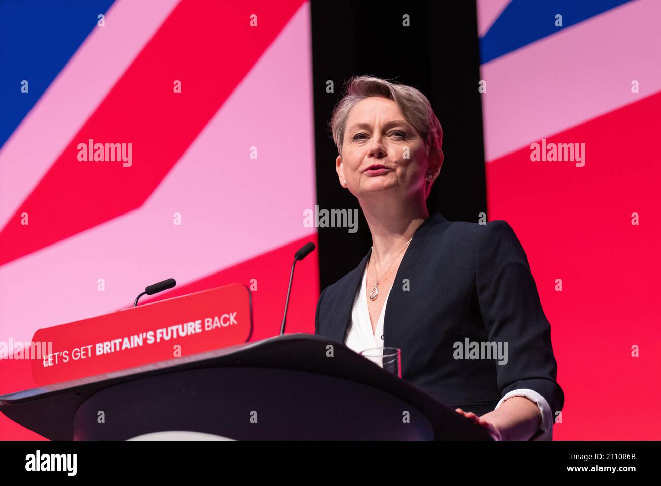 Liverpool, Royaume-Uni. 10 octobre 2023. Yvette Cooper Secrétaire d'État fantôme pour le ministère de l'intérieur discours lors de la troisième journée de la conférence travailliste. Liverpool. ROYAUME-UNI. Crédit : GaryRobertsphotography/Alamy Live News Banque D'Images