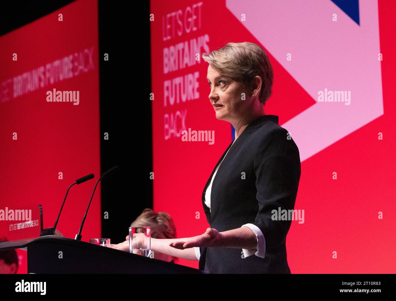 Liverpool, Royaume-Uni. 10 octobre 2023. Yvette Cooper Secrétaire d'État fantôme pour le ministère de l'intérieur discours lors de la troisième journée de la conférence travailliste. Liverpool. ROYAUME-UNI. Crédit : GaryRobertsphotography/Alamy Live News Banque D'Images