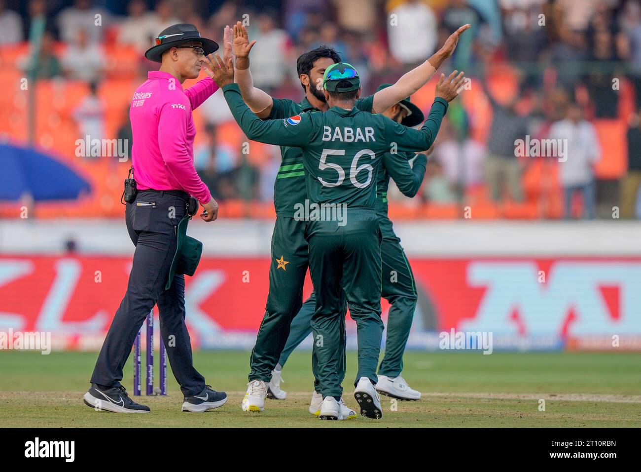 Pakistani players celebrates the dismissal of Sri Lanka's Kusal Mendis during the ICC Cricket World Cup match between Pakistan and Sri Lanka in Hyderabad, India, Tuesday, Oct. 10, 2023. (AP Photo/ Mahesh Kumar A.) Banque D'Images