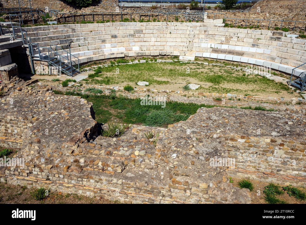 Vestiges d'un théâtre romain (première moitié du 2e siècle) sont les monuments les plus anciens de Ventamiglia. Région de Ligurie, Italie. Banque D'Images