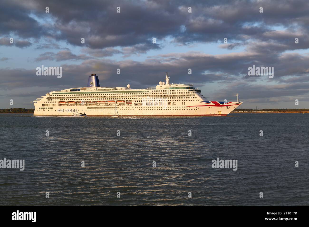 The P&O Cruises, navire de croisière MV Aurora au départ de Southampton Royaume-Uni, sa destination : Malaga, Espagne. Banque D'Images