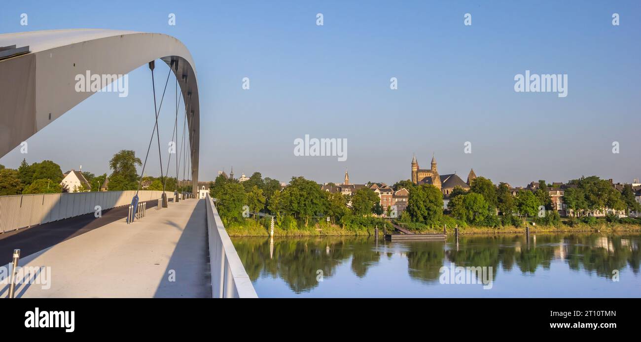Panorama du pont moderne Hoge Brug traversant la rivière Maas à Maastricht, pays-Bas Banque D'Images