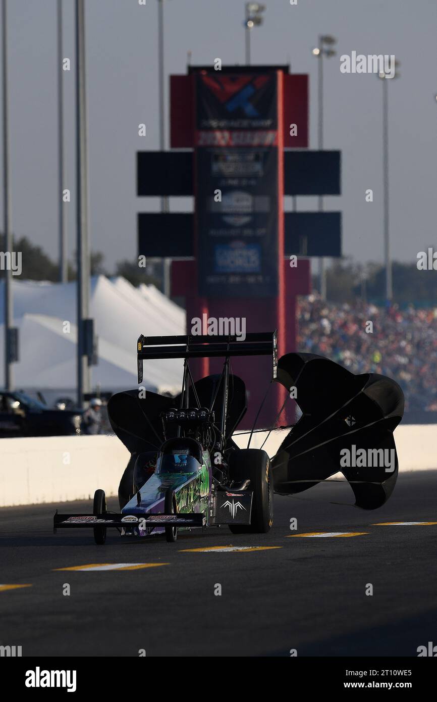 MADISON, IL - SEPTEMBER 30: Parachutes come out as Buddy Hull (323) Top Fuel Dragster slows after making a pass during qualifying for the NHRA Midwest Nationals on September 30, 2023, at World Wide Technology Raceway Drag Strip in Madison, Illinois. (Photo by Michael Allio/Icon Sportswire) (Icon Sportswire via AP Images) Banque D'Images