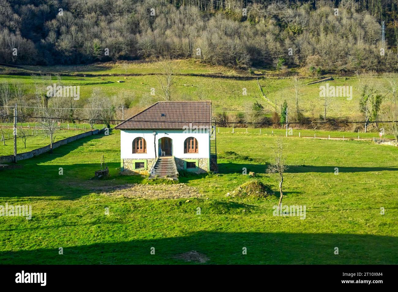 Paysage rural et construit dans la campagne dans les Asturies, Espagne Banque D'Images