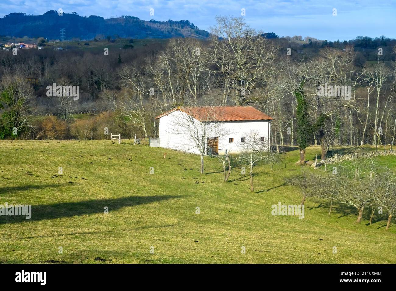 Paysage rural et construit dans la campagne dans les Asturies, Espagne Banque D'Images