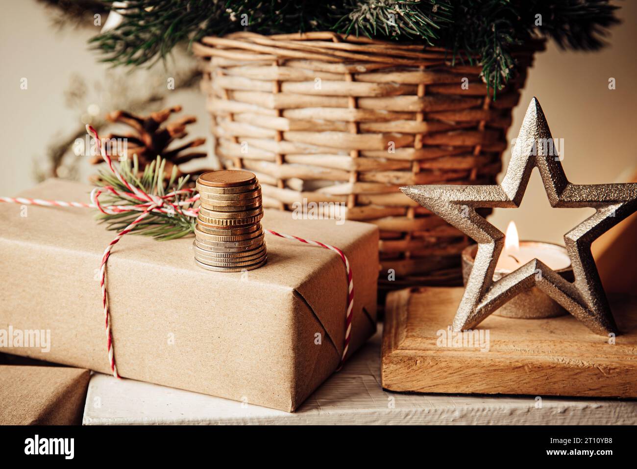 Concept de budget et de finances de Noël. Pile de pièces d'argent contre l'arbre de Noël et ornements à la maison. Banque D'Images