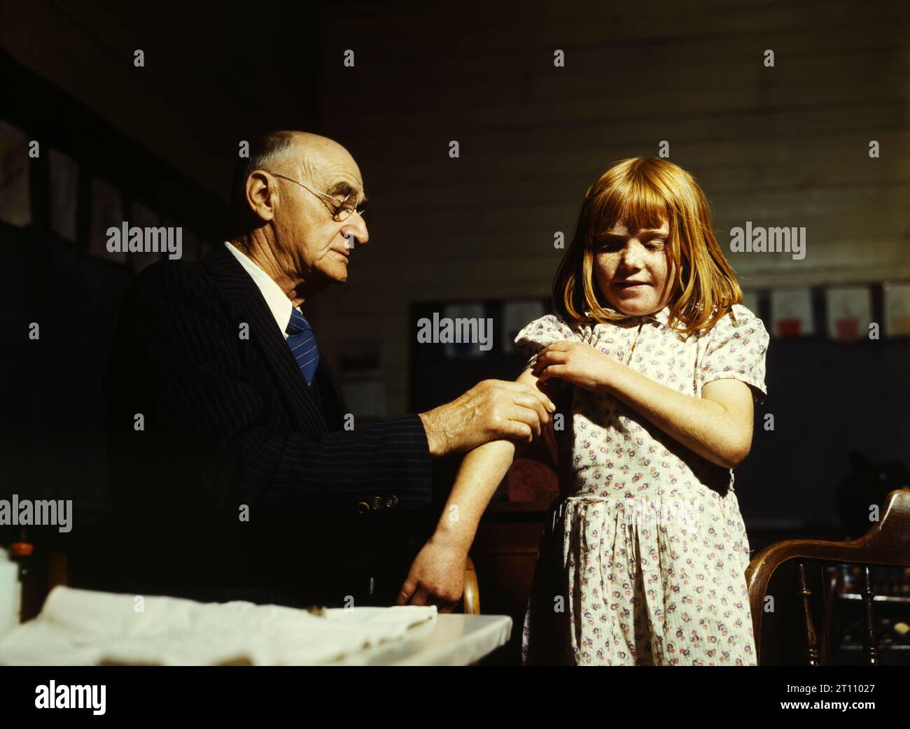John Vachon : Dr Schreiber inoculant la typhoïde, San Augustine, Texas, 1943 Dr Schreiber de San Augustine inoculant la typhoïde dans une école rurale du comté de San Augustine, Texas. Banque D'Images