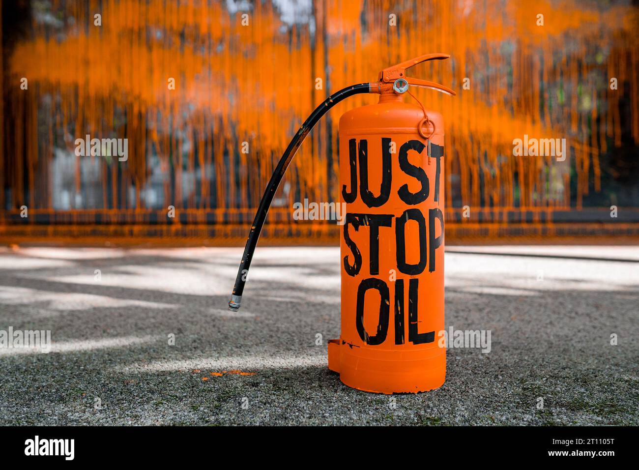 Ben, un étudiant de 21 ans, peint un bâtiment de l'Université de Bristol au nom de Just Stop Oil et est arrêté. Banque D'Images