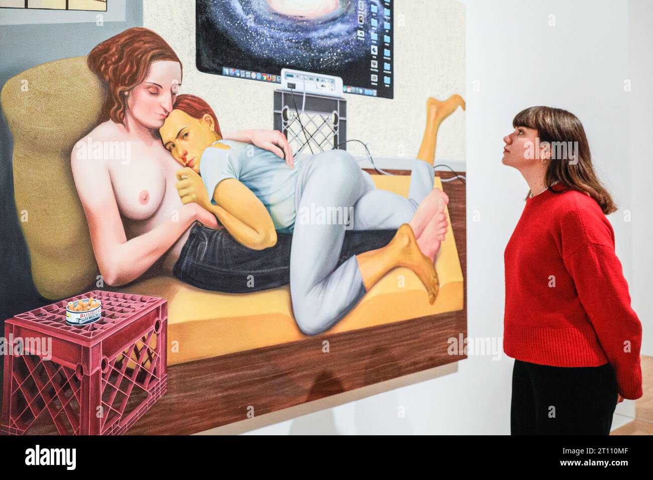 Londres, Royaume-Uni. 10 octobre 2023. 'Morning Studio', 2016 - le personnel pose avec le travail. La Whitechapel Gallery présente « What Happened », la première grande rétrospective britannique de l'artiste américaine contemporaine Nicole Eisenman, avec plus de 100 œuvres exposées, dont beaucoup n'ont jamais été montrées au Royaume-Uni auparavant. L'exposition dure jusqu'au 14 janvier 2024. Crédit : Imageplotter/Alamy Live News Banque D'Images