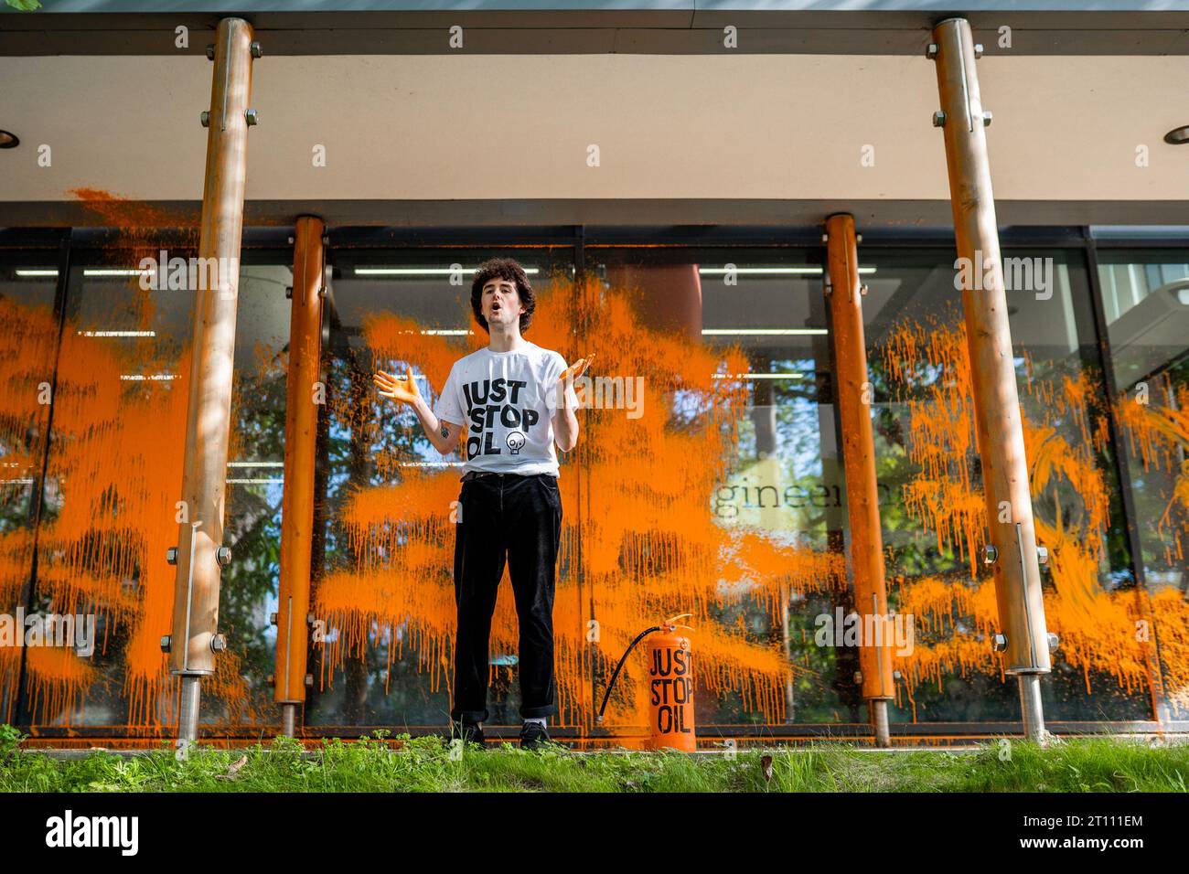 Ben, un étudiant de 21 ans, peint un bâtiment de l'Université de Bristol au nom de Just Stop Oil et est arrêté. Banque D'Images