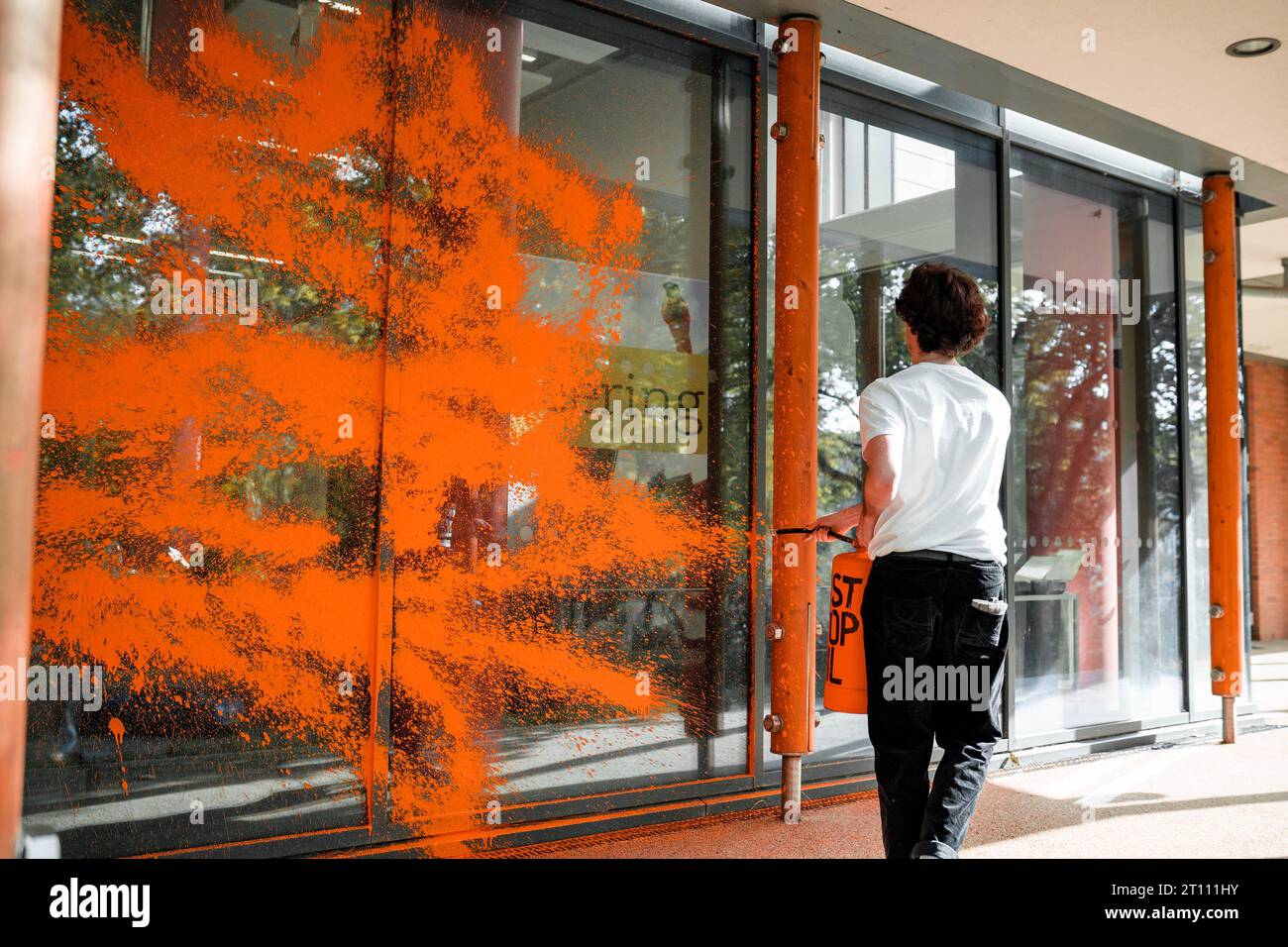 Ben, un étudiant de 21 ans, peint un bâtiment de l'Université de Bristol au nom de Just Stop Oil et est arrêté. Banque D'Images