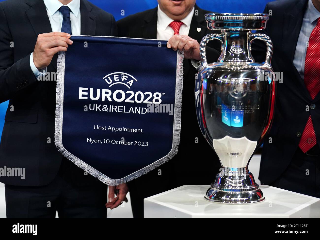 Une vue générale du trophée du Championnat d'Europe pendant l'Euro 2028 et l'Euro 2032 accueille une cérémonie d'annonce au siège de l'UEFA à Nyon, en Suisse. Le Royaume-Uni et l'Irlande accueilleront l'Euro 2028, a confirmé l'UEFA. Date de la photo : mardi 10 octobre 2023. Banque D'Images