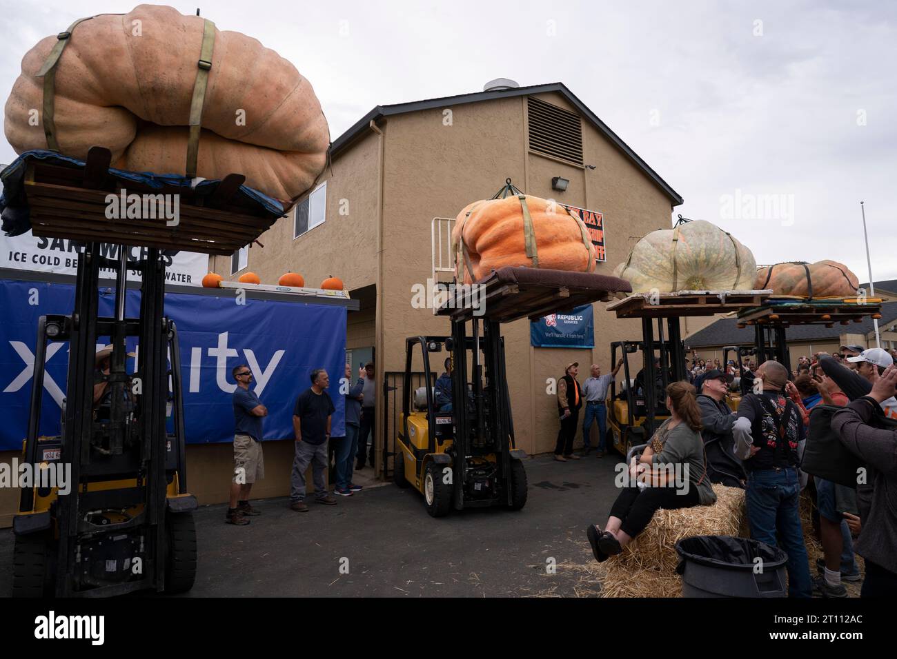 (231010) -- SAN FRANCISCO, 10 octobre 2023 (Xinhua) -- des gens regardent des citrouilles géantes lors d'un concours de pesée de citrouilles à Half Moon Bay, dans le comté de San Mateo, Californie, États-Unis, le 9 octobre 2023. (Photo de Li Jianguo/Xinhua) Banque D'Images
