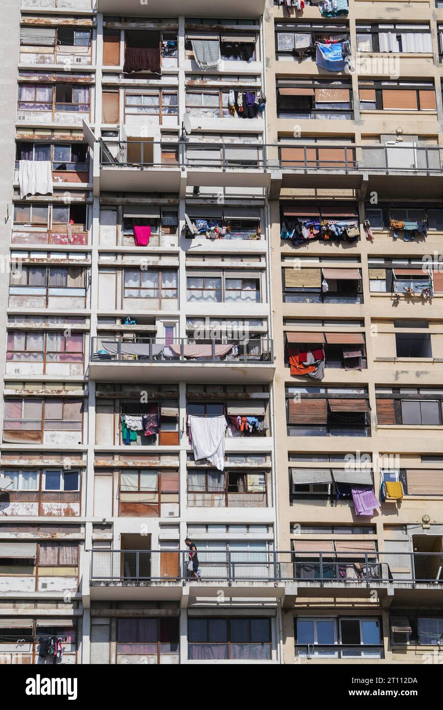 Marseille, France. 10 octobre 2023. Un lotissement à Marseille comme la peste des punaises de lit en France a vu des familles à Marseille jeter des matelas dans la rue. Le gouvernement français organise des réunions de crise cette semaine pour examiner le nombre croissant de cas de punaises de lit signalés dans les villes françaises à un moment où la France accueille la coupe du monde de rugby et se prépare à accueillir les Jeux olympiques de Paris 2024. Crédit amer ghazzal/Alamy Live News Banque D'Images