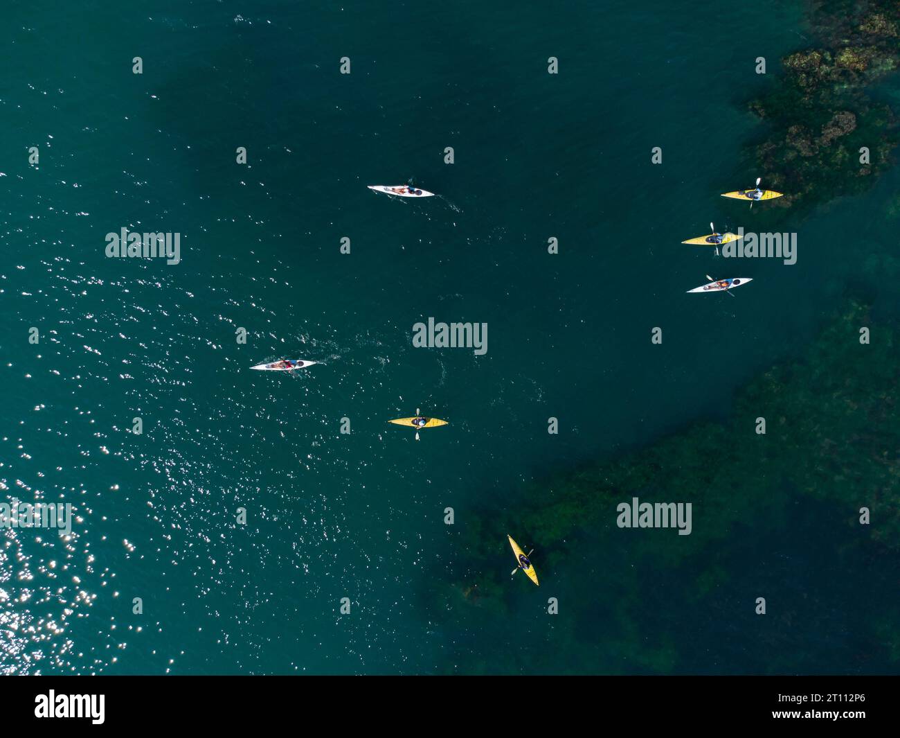 Vue aérienne de dessus d'un petit groupe de personnes en kayak de mer Banque D'Images