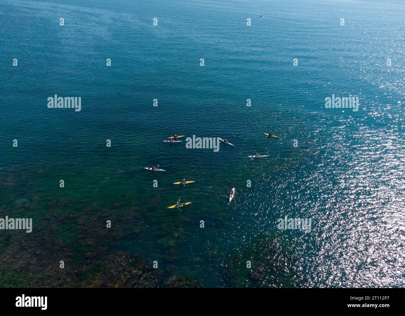 Vue aérienne de dessus d'un petit groupe de personnes en kayak de mer Banque D'Images