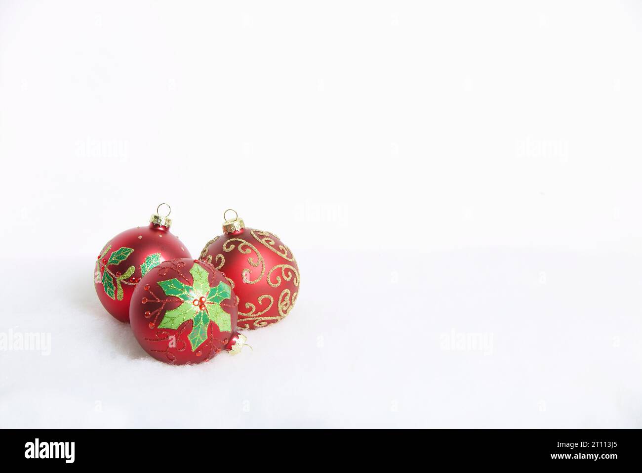 3 boules de Noël rouges sur fond blanc. Banque D'Images