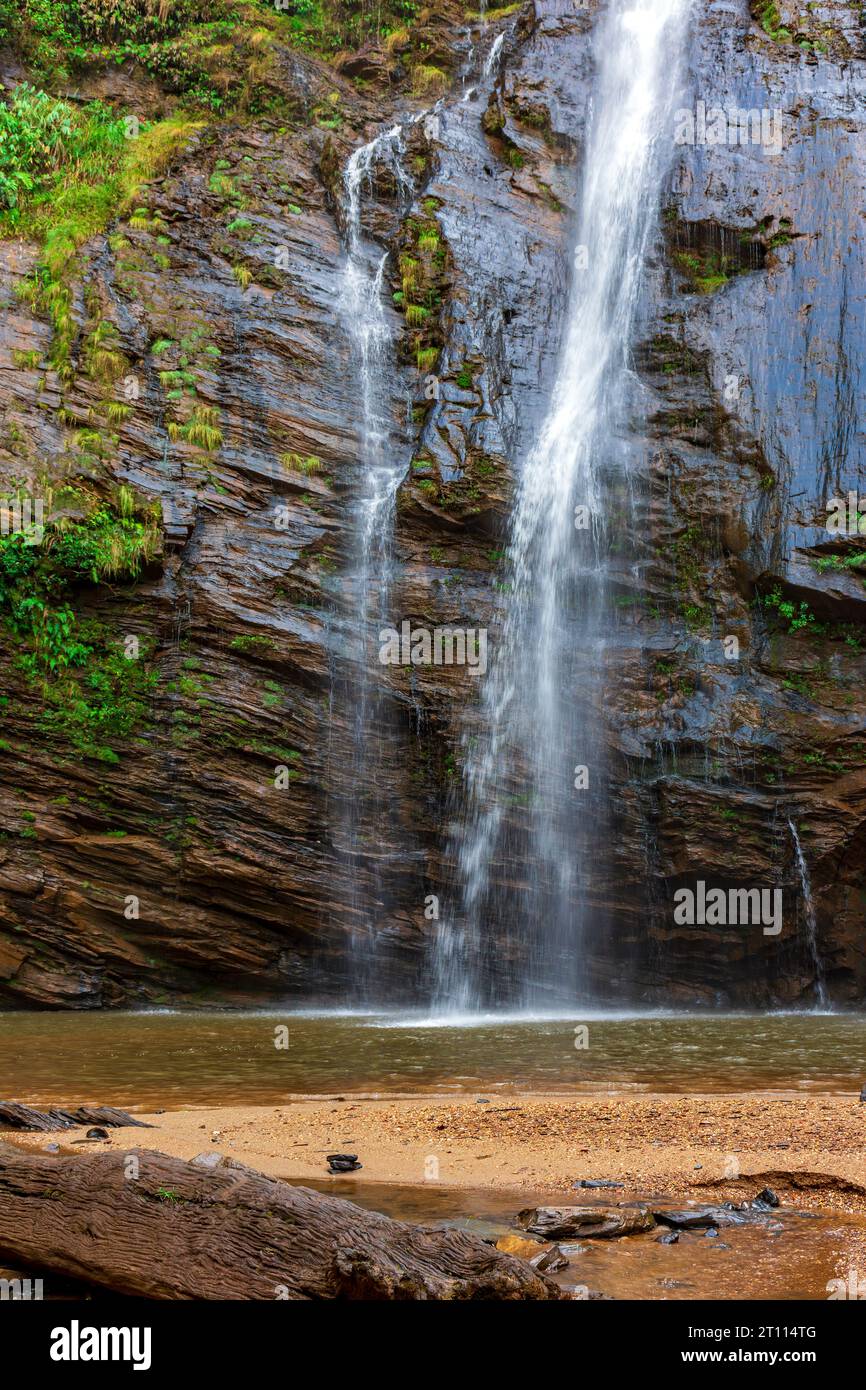 Cascade avec de l'eau coulant sur un grand rocher dans la forêt de Minas Gerais, Brésil Banque D'Images