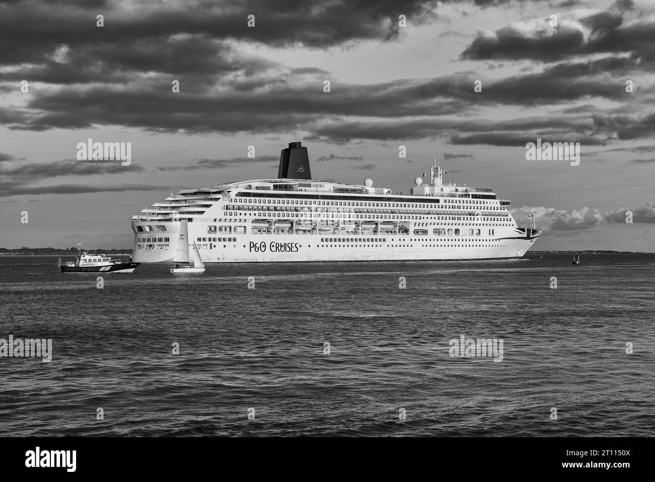 Photo en noir et blanc de P&O Cruises, navire de croisière MV Aurora au départ de Southampton Royaume-Uni, sa destination : Malaga, Espagne. Banque D'Images