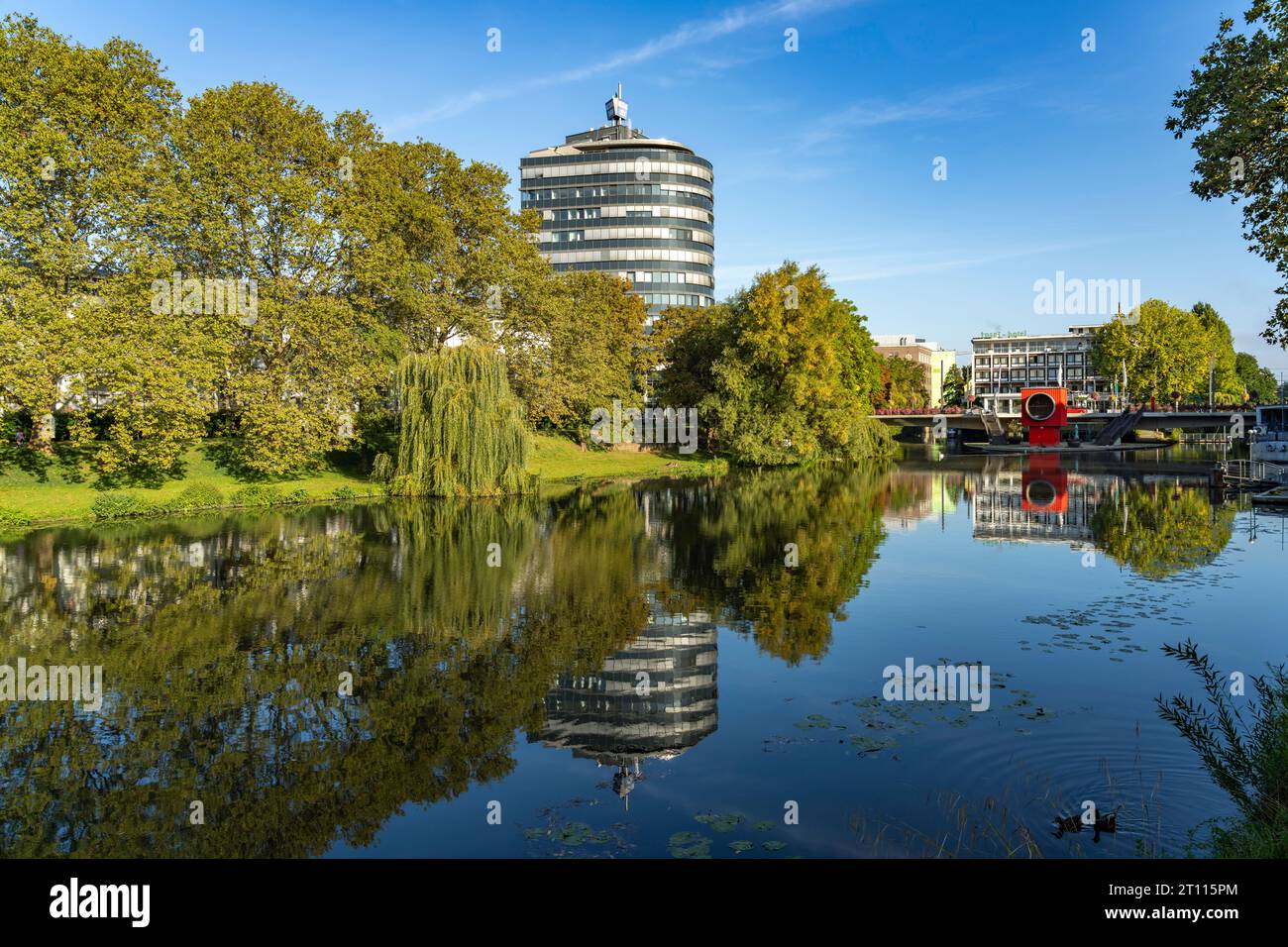 Neckar und Neckarturm in Heilbronn, Bade-Württemberg, Deutschland | Tour Neckar et rivière Neckar in Heilbronn, Bade-Württemberg, Allemagne Banque D'Images