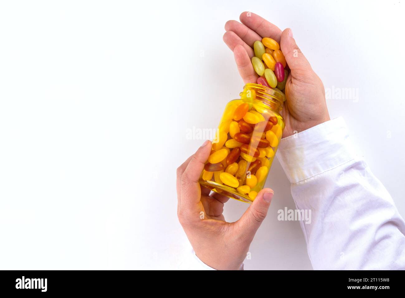 Vitamines Gummy et supplément pour adultes. La femme mange des micro-éléments de bonbons multivitaminés de gelée sucrée à partir de bouteilles de pilules transparentes, de médicaments modernes et Banque D'Images