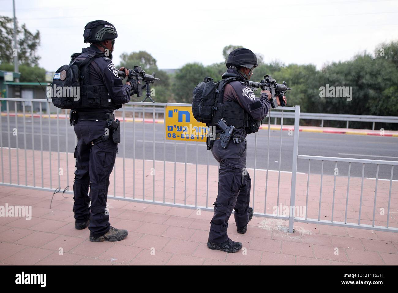 (231010) -- SDEROT, 10 octobre 2023 (Xinhua) -- des policiers israéliens montent la garde à Sderot, dans le sud d'Israël, le 9 octobre 2023. (Ilan Assayag/JINI via Xinhua) Banque D'Images