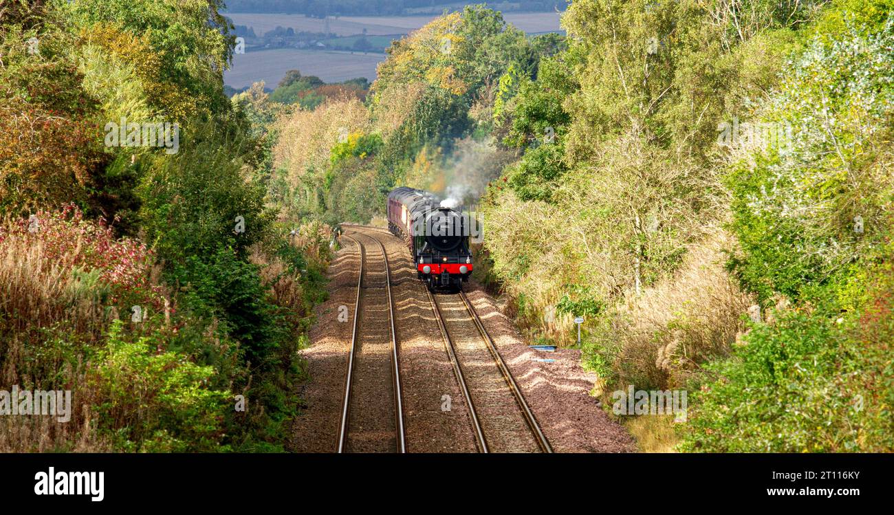 Dundee, Tayside, Écosse, Royaume-Uni. 10 octobre 2023. Le Flying Scotsman fait son dernier voyage de l'année en Écosse. La locomotive à vapeur la plus célèbre au monde, la Flying Scotsman, passe par Dundee à l'heure aujourd'hui à 12.12pm le 10 octobre 2023 en route pour Aberdeen depuis Édimbourg, puis revient plus tard dans la journée. La locomotive célèbre actuellement sa 100e année avec des voyages à travers l'Écosse. Aujourd'hui, le Flying Scotsman effectue son dernier voyage avant de rentrer chez lui au National Railway Museum à York. Crédit : Dundee Photographics/Alamy Live News Banque D'Images